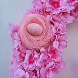 Пасхальний і весняний вінок на двері чи стіну у формі яйця з рожевої сакури та зайчиком, фото 7