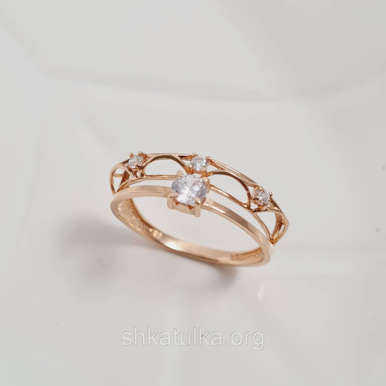 Каблучка із золота ажурна з білими круглими фіанітами різного розміру, фото 1
