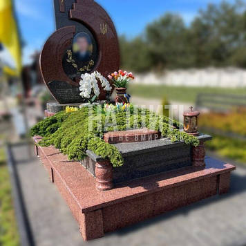 Військовий пам'ятник з капустинського граніту