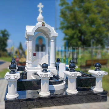 Військовий комплекс з колонами в мармурі
