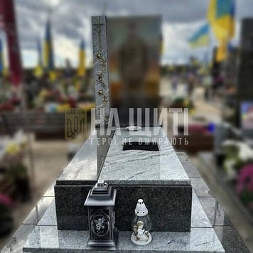 Військовий пам'ятник з габра і вісконт вайт