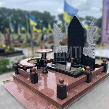 Військовий пам'ятник з крилами