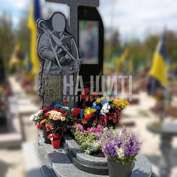 Військовий пам'ятник з барельєфом