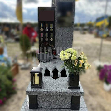 Військовий пам'ятник з покостовки і габро