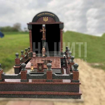 Військовий пам'ятник з колонами та аркою