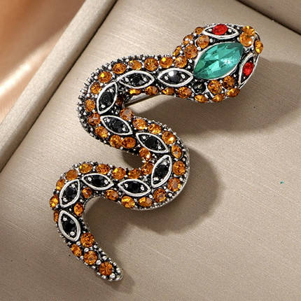 Брошка металева на сріблястій основі змія з різнобарвними кристалами розмір виробу 40х20 мм, фото 1