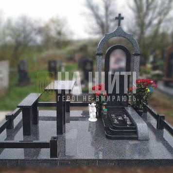 Пам’ятник для героя з поєднанням граніту габро та покостівки