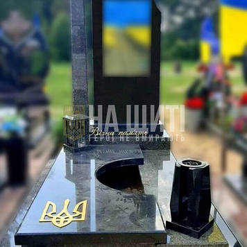 Меморіальний пам’ятник для героя з граніту габро