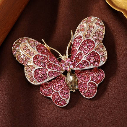 Брошка на золотистій основі — великий метелик із рожевими стразами, що переливаються, розмір 50х45 мм, фото 1