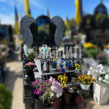Надгробний пам'ятник для військового з крилами