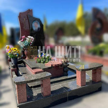 Військовий пам'ятник з габро та капустинського граніту