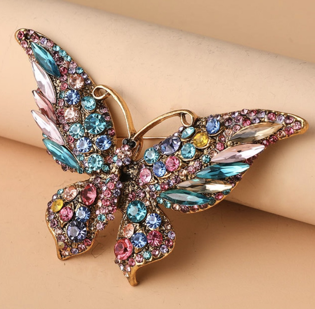 Брошка на золотистій основі великий метелик із різнобарвними стразами, що переливаються, розмір 60х85 мм