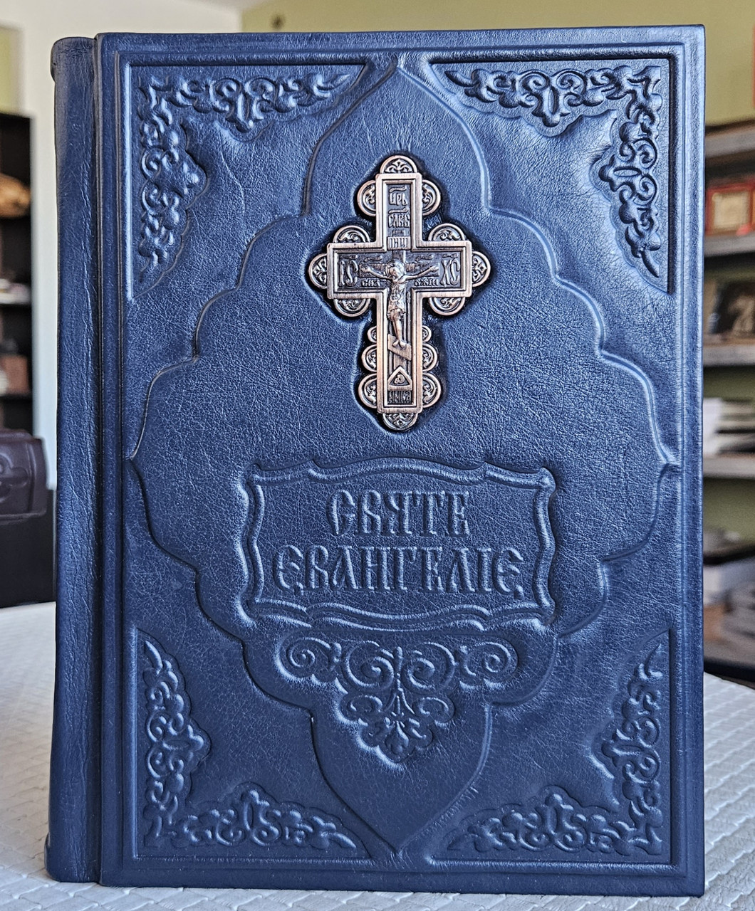 Книга Святе Єванглія требне/ оклад шкіра,ураїнська мова, розмір 15*20, накладка металевий хрестик з камінцями