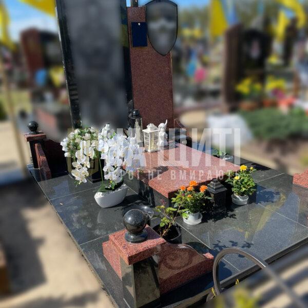 Гранітний пам’ятник для військового з габро та капустинського граніту