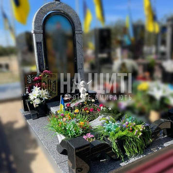 Військовий пам’ятник на могилу з аркою
