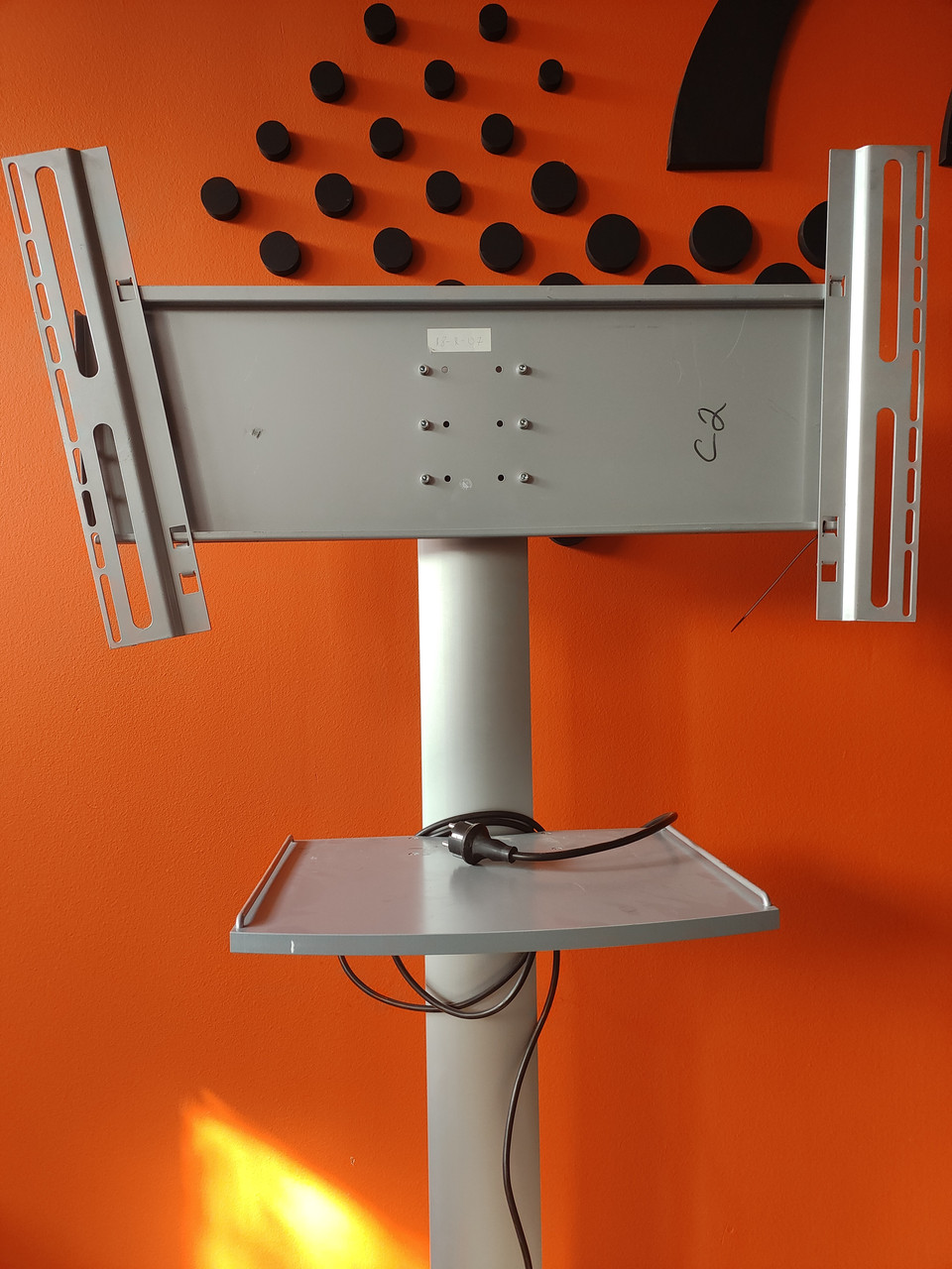 Мобільна стійка для телевізора Smart media Solutions, VESA 200х200 до 800х600