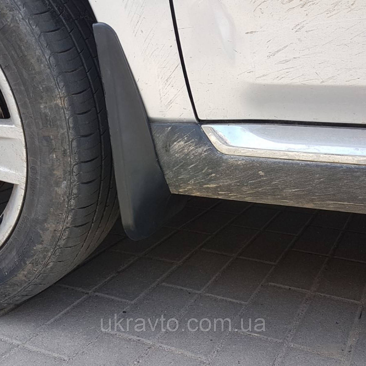 Бризковик передній правий Citroen C-crosser, Peugeot 4007