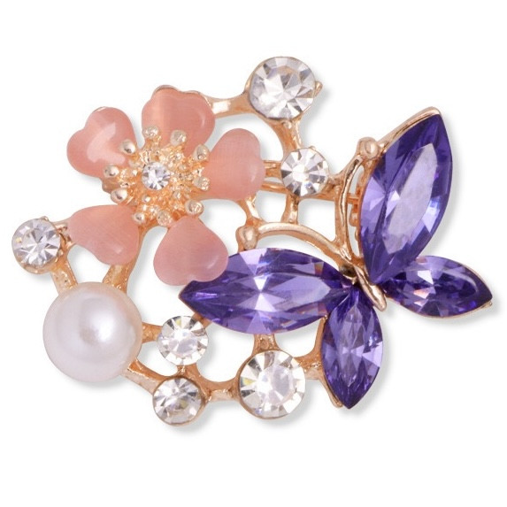 Брошка на золотистій основі метелик із квіточкою з білими та фіолетовими стразами та намистиною розмір 40х35 мм
