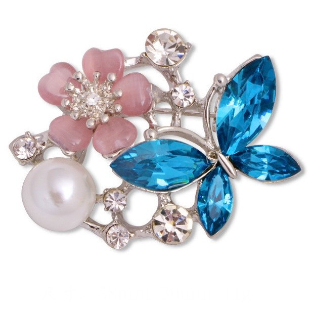 Брошка на сріблястій основі метелик із квіточкою з білими та бірюзовими стразами та намистиною розмір 40х35 мм