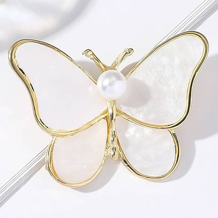 Брошка на золотистій основі метелик із білими перламутровими крильцями та намистиною розмір 40х35 мм, фото 2