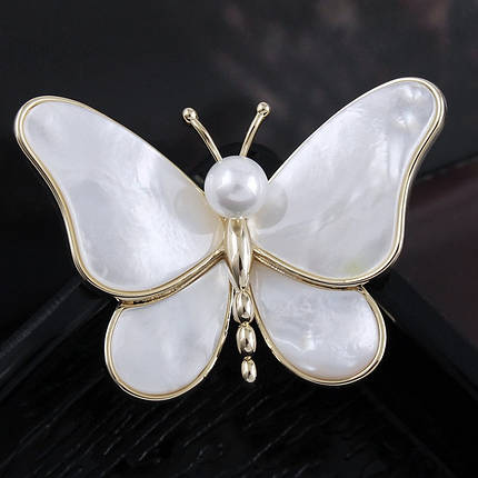 Брошка на золотистій основі метелик із білими перламутровими крильцями та намистиною розмір 40х35 мм, фото 1