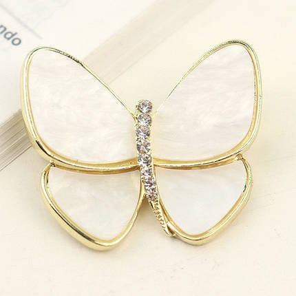 Брошка на золотистій основі метелик із білими мерехтливими крильцями та білими стразами розмір 45х40 мм, фото 2