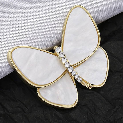 Брошка на золотистій основі метелик із білими мерехтливими крильцями та білими стразами розмір 45х40 мм, фото 1