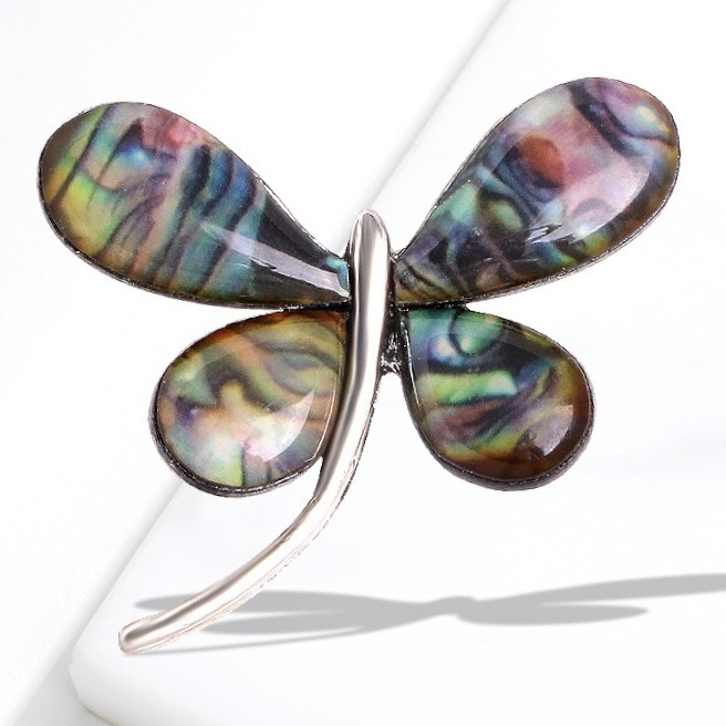 Брошка на сріблястій основі бабка з крильцями галіотіс розміром 35х30 мм, що переливаються