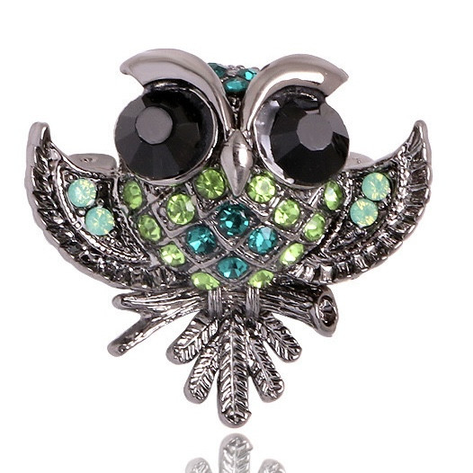 Брошка металева на темно-сріблястій основі сова на гілочці з зеленими та чорними стразами розмір 35х35 мм