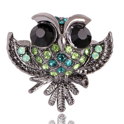 Брошка металева на темно-сріблястій основі сова на гілочці з зеленими та чорними стразами розмір 35х35 мм, фото 1