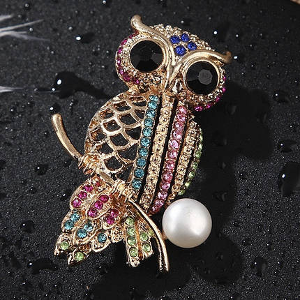 Брошка металева на золотистій основі сова на гілочці з різнобарвними стразами та намистиною розмір 40х25 мм, фото 2