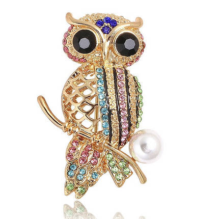 Брошка металева на золотистій основі сова на гілочці з різнобарвними стразами та намистиною розмір 40х25 мм, фото 1