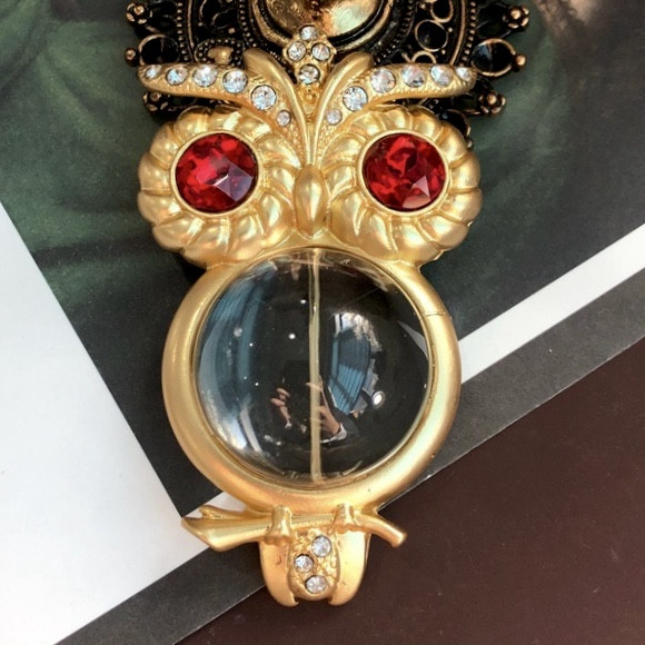 Брошка металева на золотистій основі сова на гілочці з червоними та білими камінчиками розмір 70х40 мм