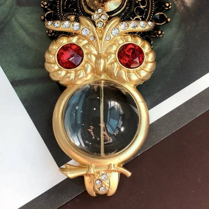 Брошка металева на золотистій основі сова на гілочці з червоними та білими камінчиками розмір 70х40 мм, фото 1