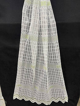 Коротка тюль сітка на метраж, білого кольору з салатовою вишивкою, висота 1,5 м (136-1)