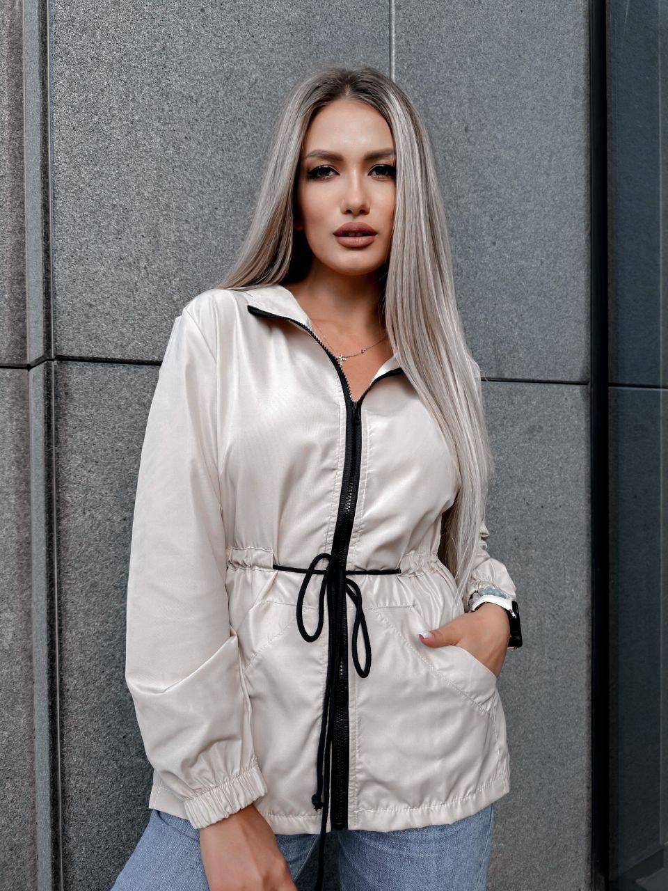 Вітровка жіноча з щільної плащівки у бежевому кольорі (Норма), фото 1