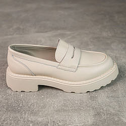 Лофери жіночі шкіряні на тракторній підошві 588239 Молочні