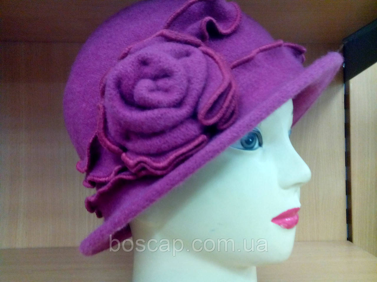 Жіночий капелюшок з валяної вовни, ТМ Rabionek, прикраса квітка, молочний колір тон 000, розмір 55-56 - фото 5 - id-p518639425