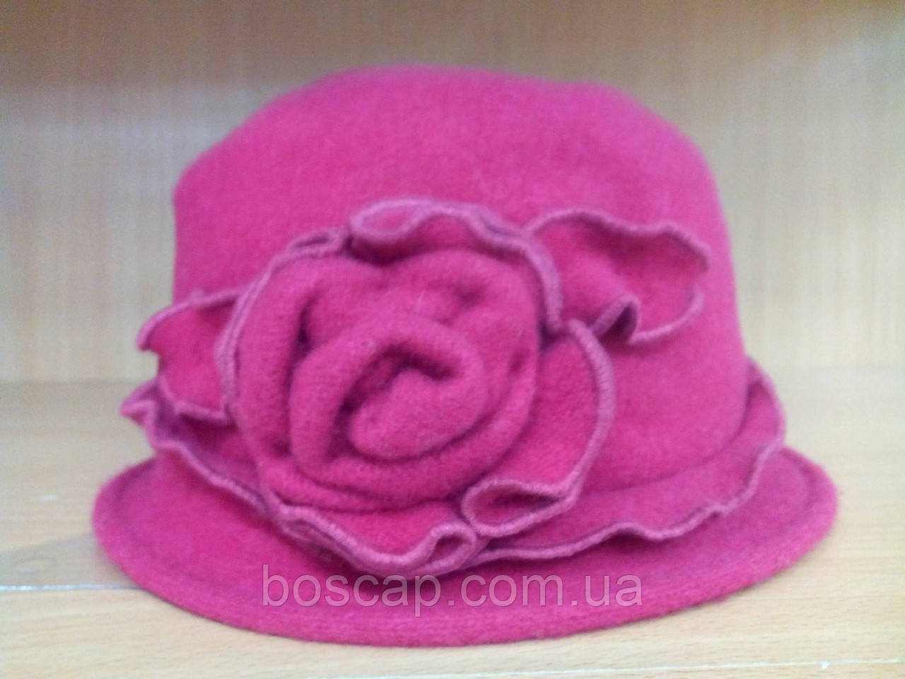 Женская шляпка из валяной шерсти, TM Rabionek, с аппликацией, цвет вишневый тон 325, размер 56-57 - фото 4 - id-p518640358