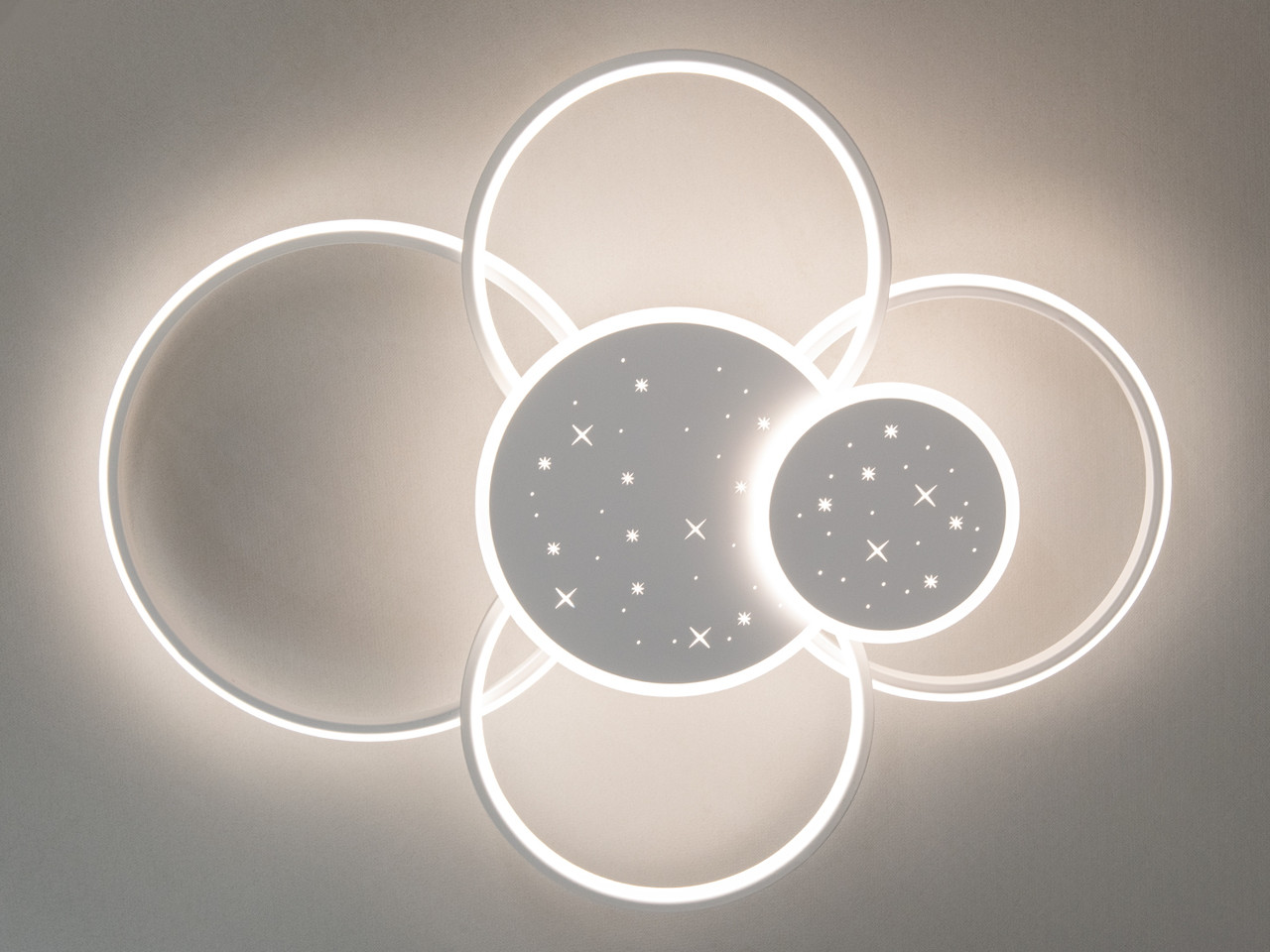 Універсальна світлодіодна люстра в пультом, біла, 115W на 17м2