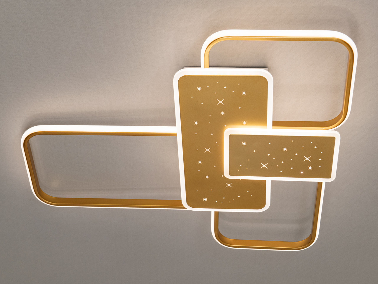 Вишукана LED люстра в спальню з пультом, золото, 105W на 15м2 2449GDIM-LS