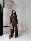 Жіночий коричневий костюм з короткого жакету та широких штанів, фото 3