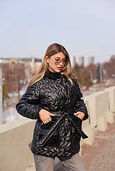 Жіноча чорна демісезонна пряма брендова куртка з капюшоном