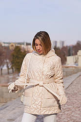 Жіноча світла молочна демісезонна пряма брендова куртка з капюшоном