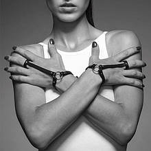 Пара браслетів на зап'ястя й палець Bijoux Indiscrets MAZE Hand Bracelet Harness Black, екошкіра