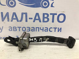 Обмежувач дверей передній правий Mazda