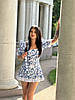 Жіноча літня легка романтична приталена міні-сукня зі штапеля з мереживом в принт, фото 6