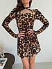 Стильна жіноча приталена леопардова міні-сукня з мікродайвінгу з з переплетінням в зоні декольте, фото 7