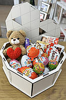 Солодкий подарунок жінці чоловікові дитині на будь-яке свято серце з Кіндерів шоколадок іграшки