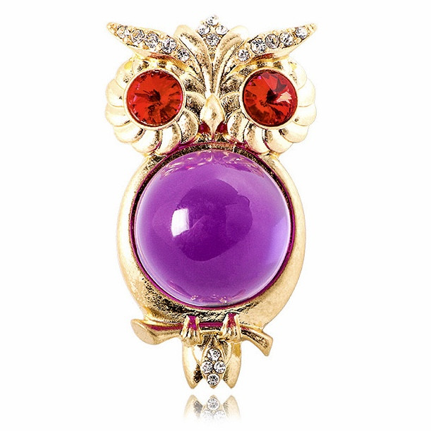 Брошка металева на золотистій основі сова на гілочці з червоними очима та фіолетовою кулею розмір 70х40 мм